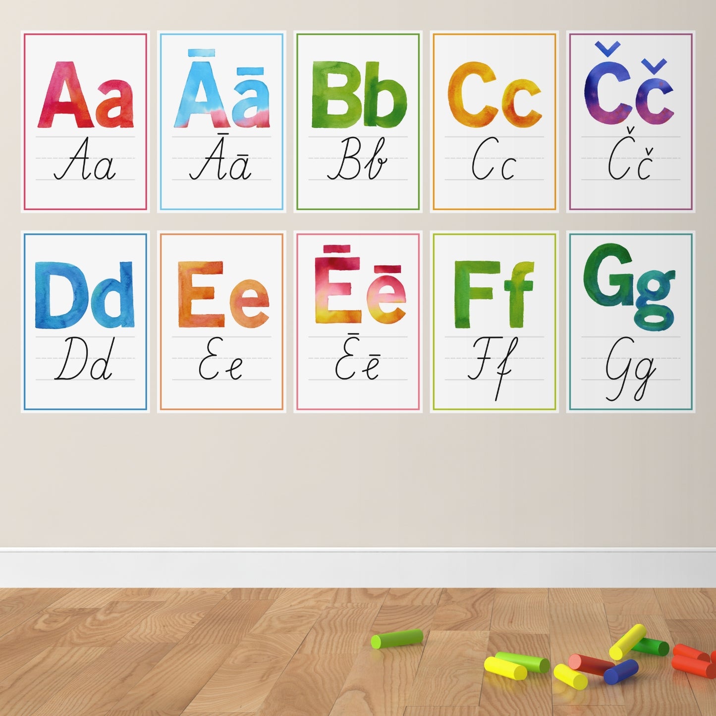 Alfabēta plakāti ar ar rakstītajiem burtiem krāsaini lieli drukātie burti baltaita