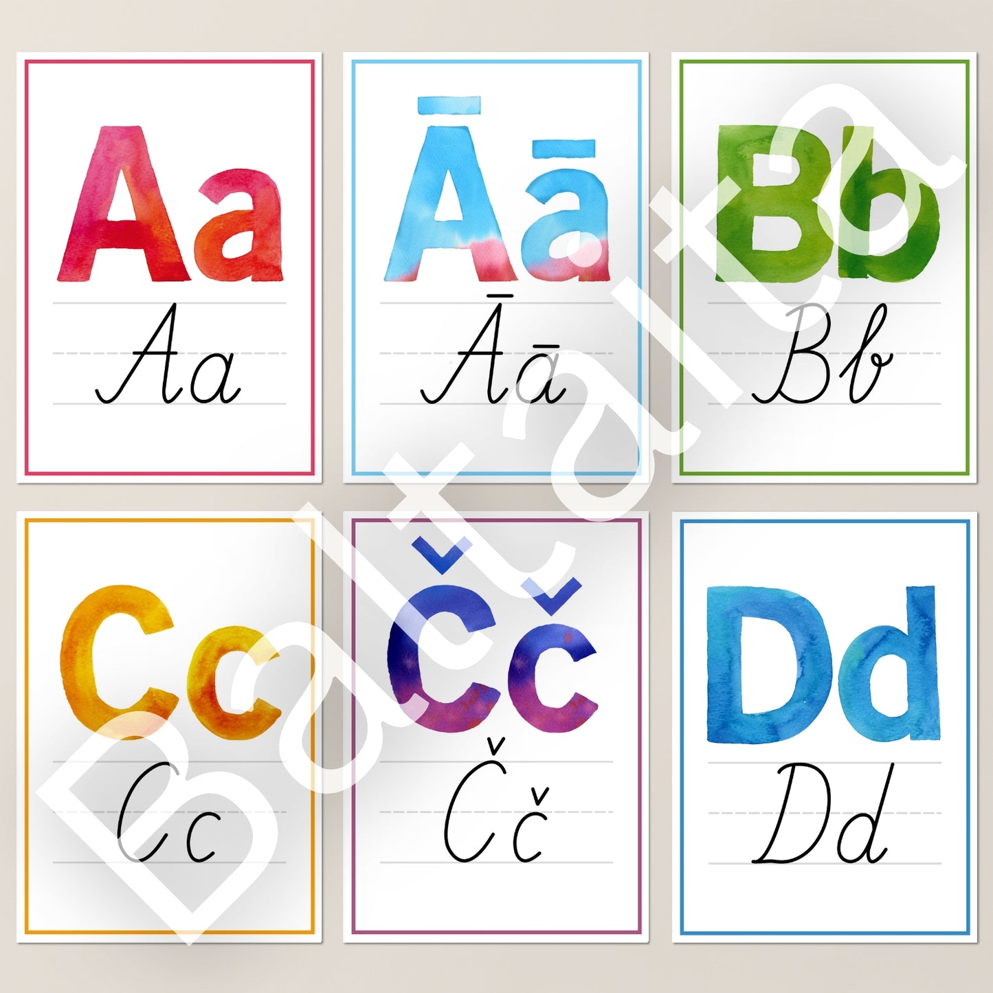Alfabēta plakāti ar rakstītajiem burtiem baltaita
