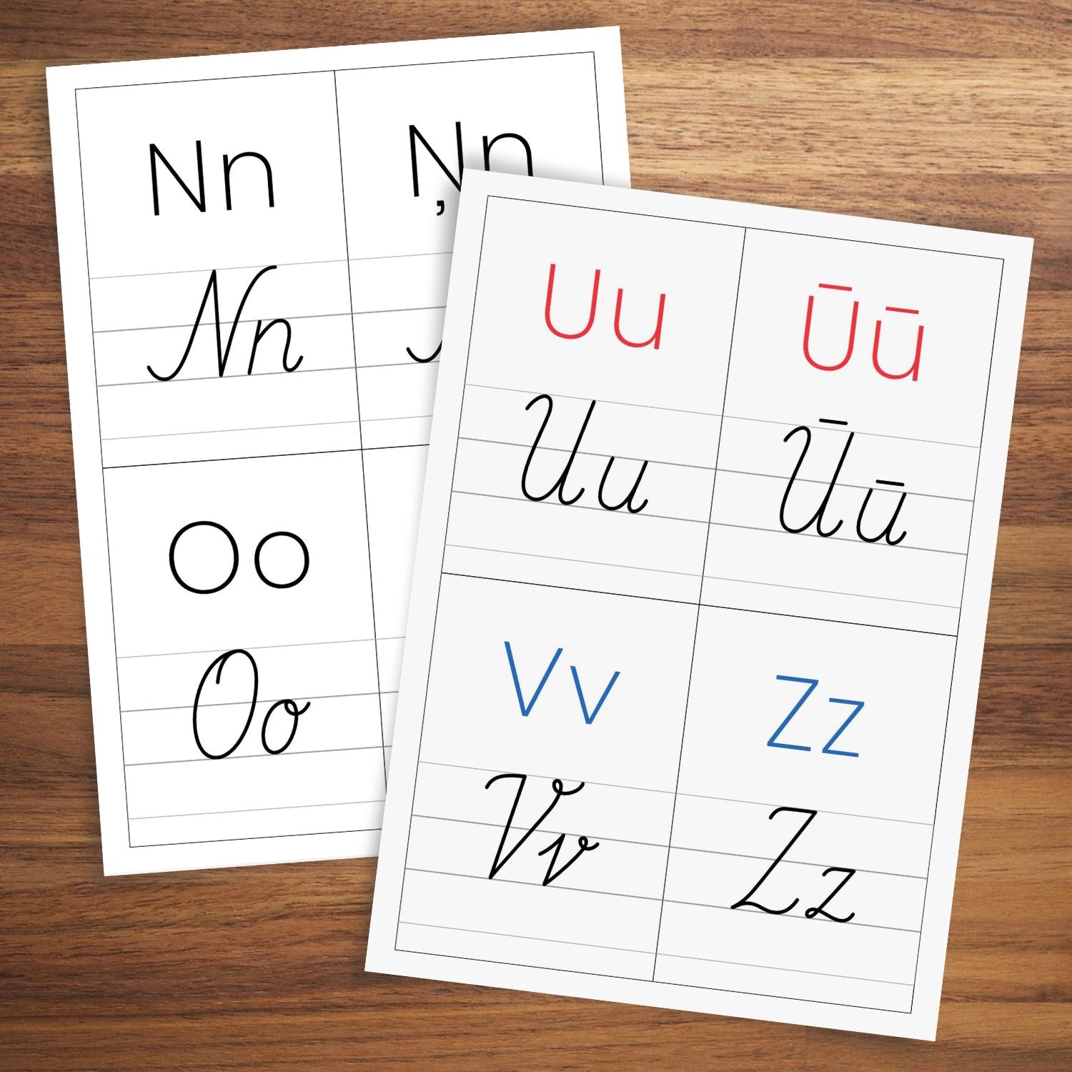 Rakstīto alfabēta burtu kartītes melni un sarkani un zili burti baltaita