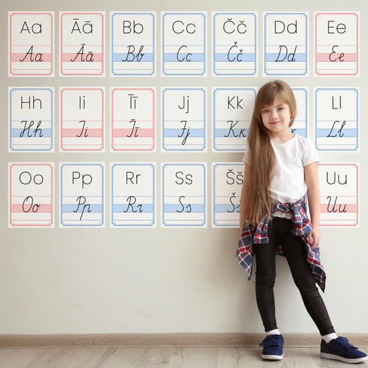 Rakstīto alfabēta burtu plakāti baltaita