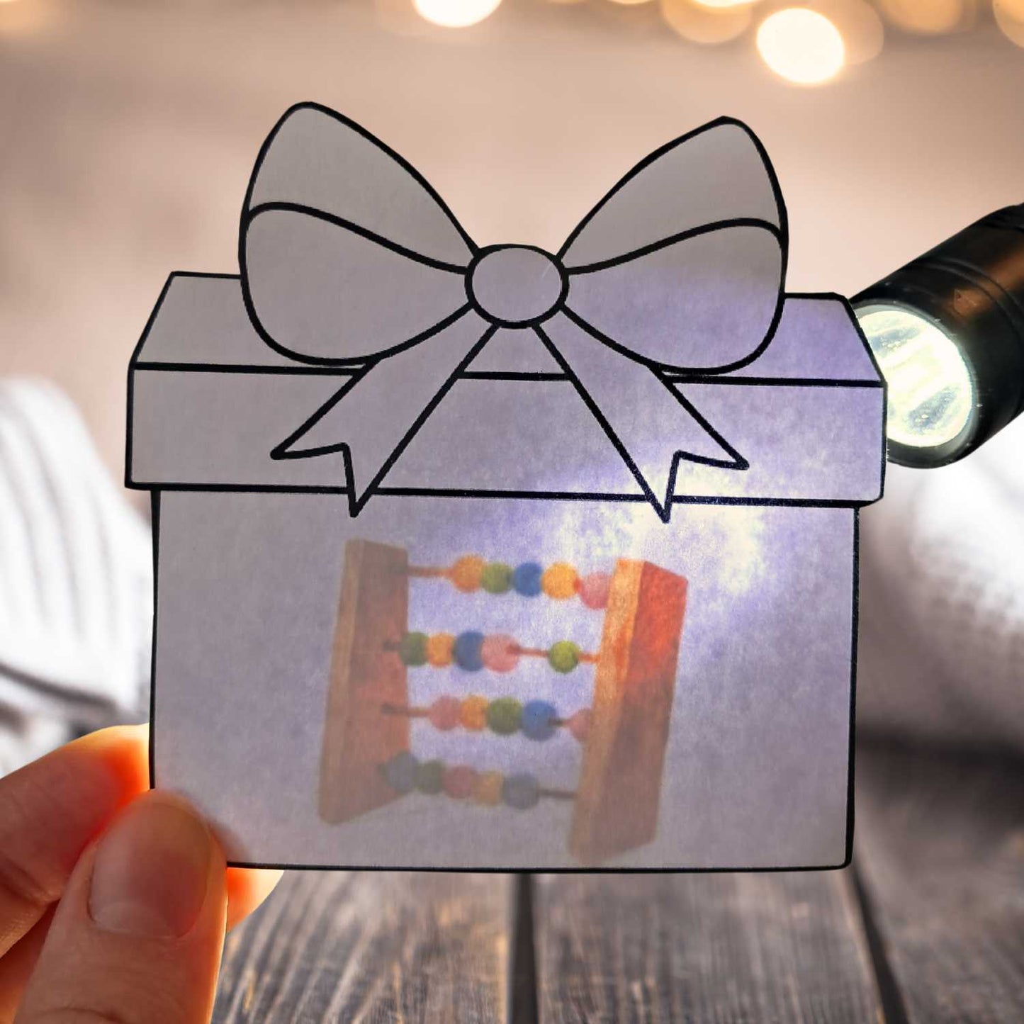 spēle ar lukturīti Ziemassvētku dāvanas baltaita