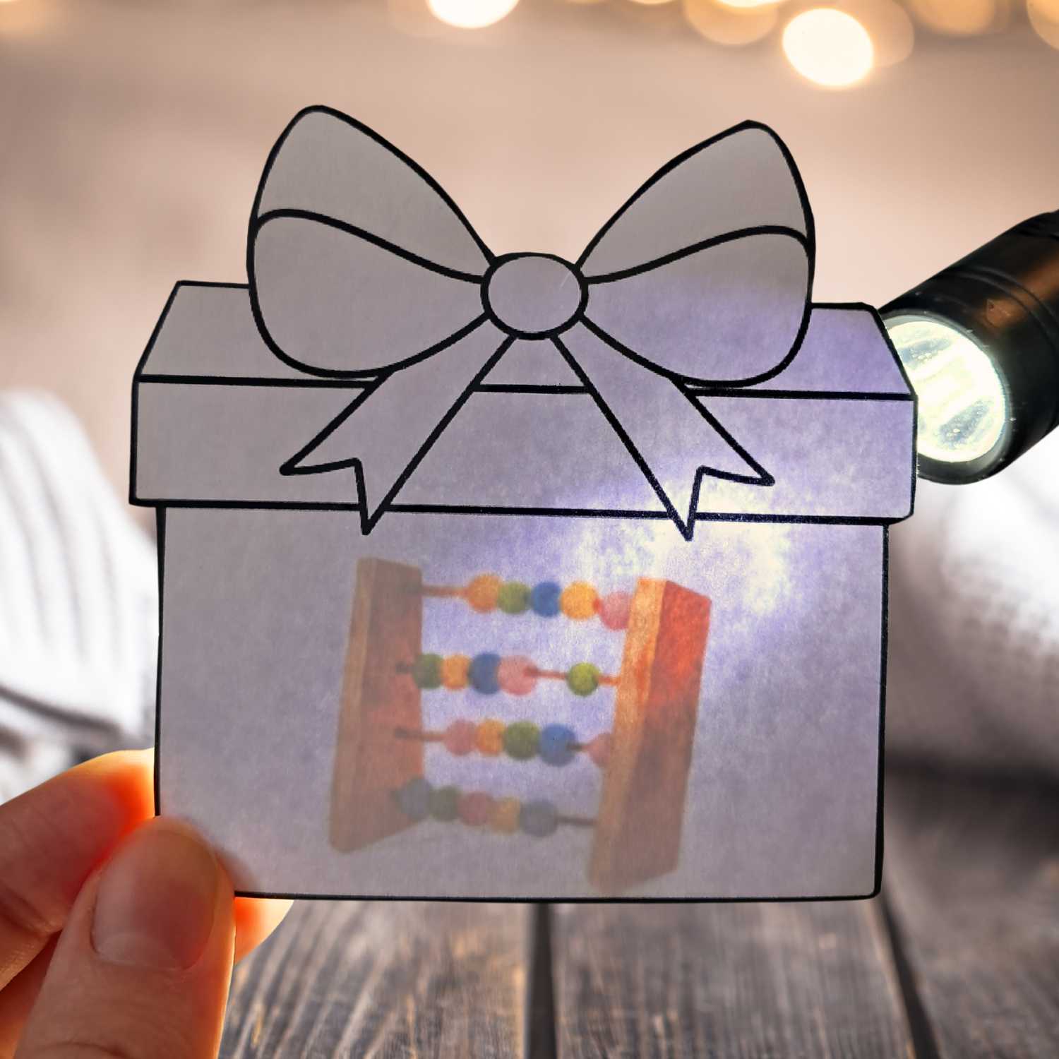 spēle ar lukturīti Ziemassvētku dāvanas baltaita