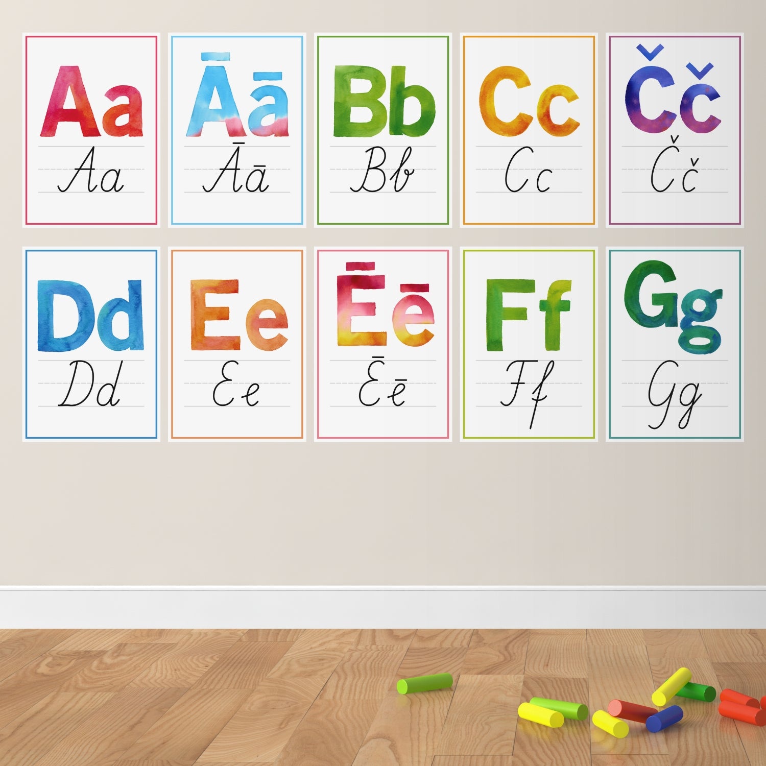 Alfabēta plakāti ar ar rakstītajiem burtiem krāsaini lieli drukātie burti baltaita