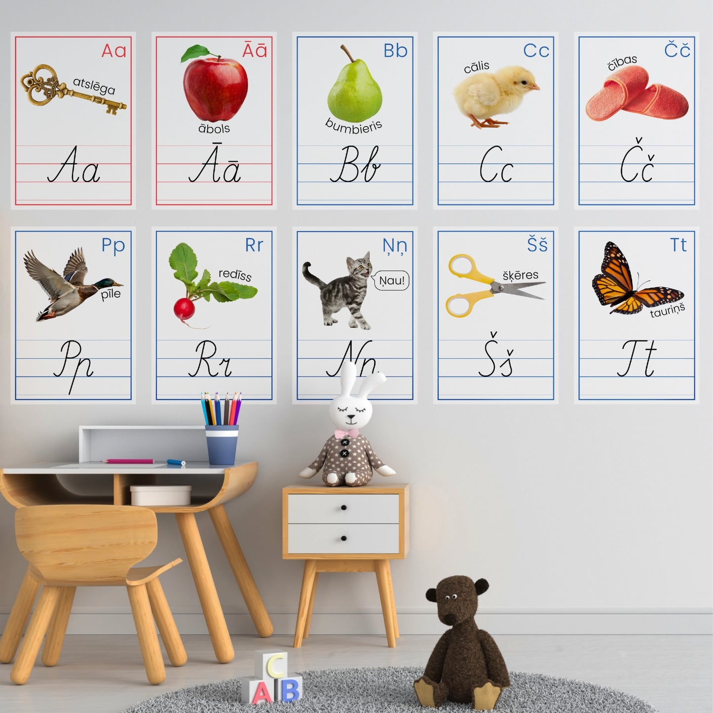 Alfabēta plakāti ar krāsainām fotogrāfijām baltaita