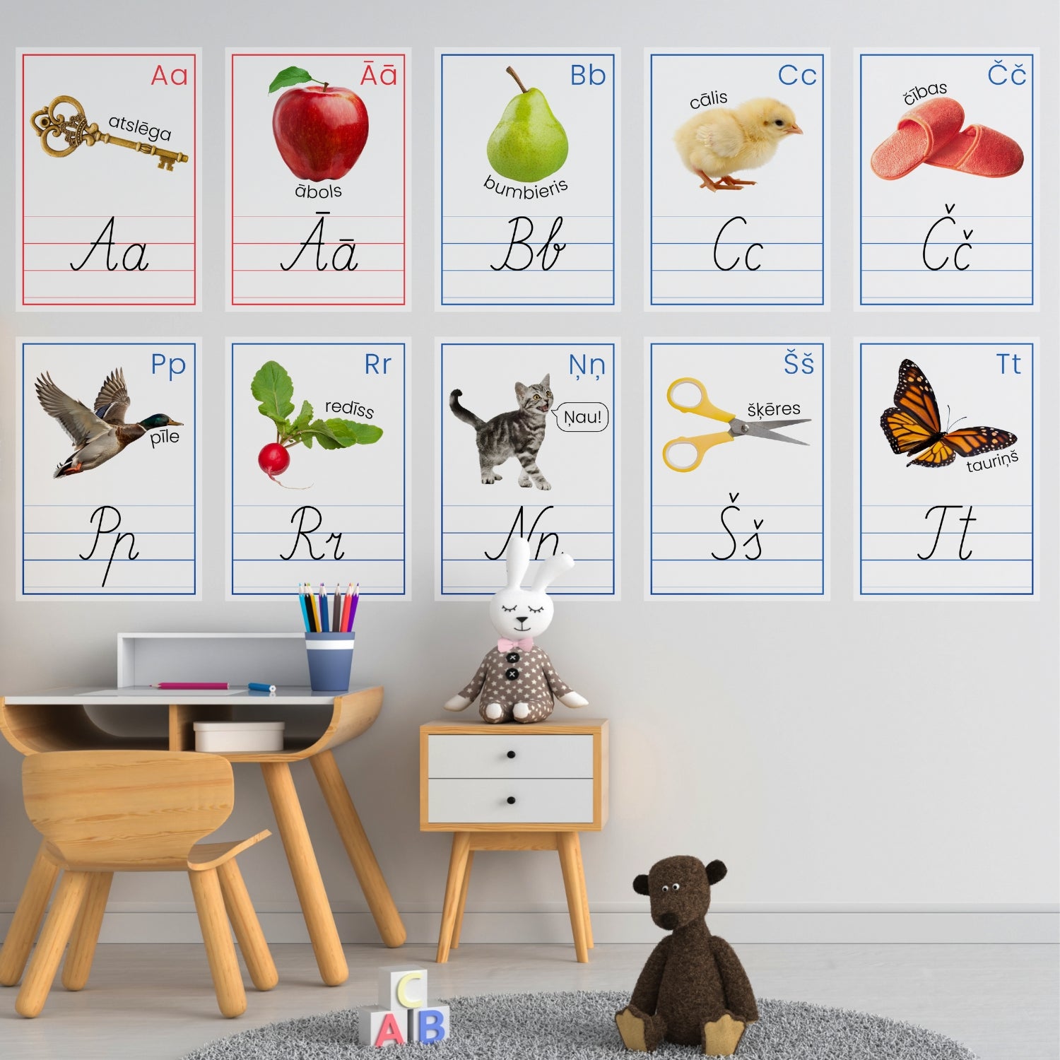 Alfabēta plakāti ar krāsainām fotogrāfijām baltaita