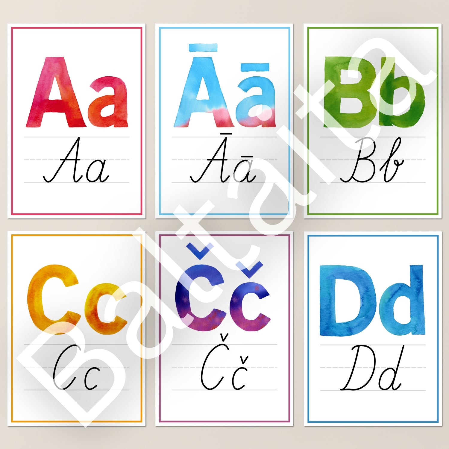 Alfabēta plakāti ar rakstītajiem burtiem baltaita