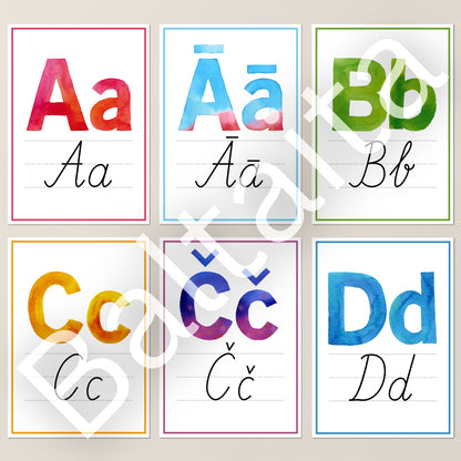 Alfabēta plakāti ar rakstītajiem burtiem baltaita