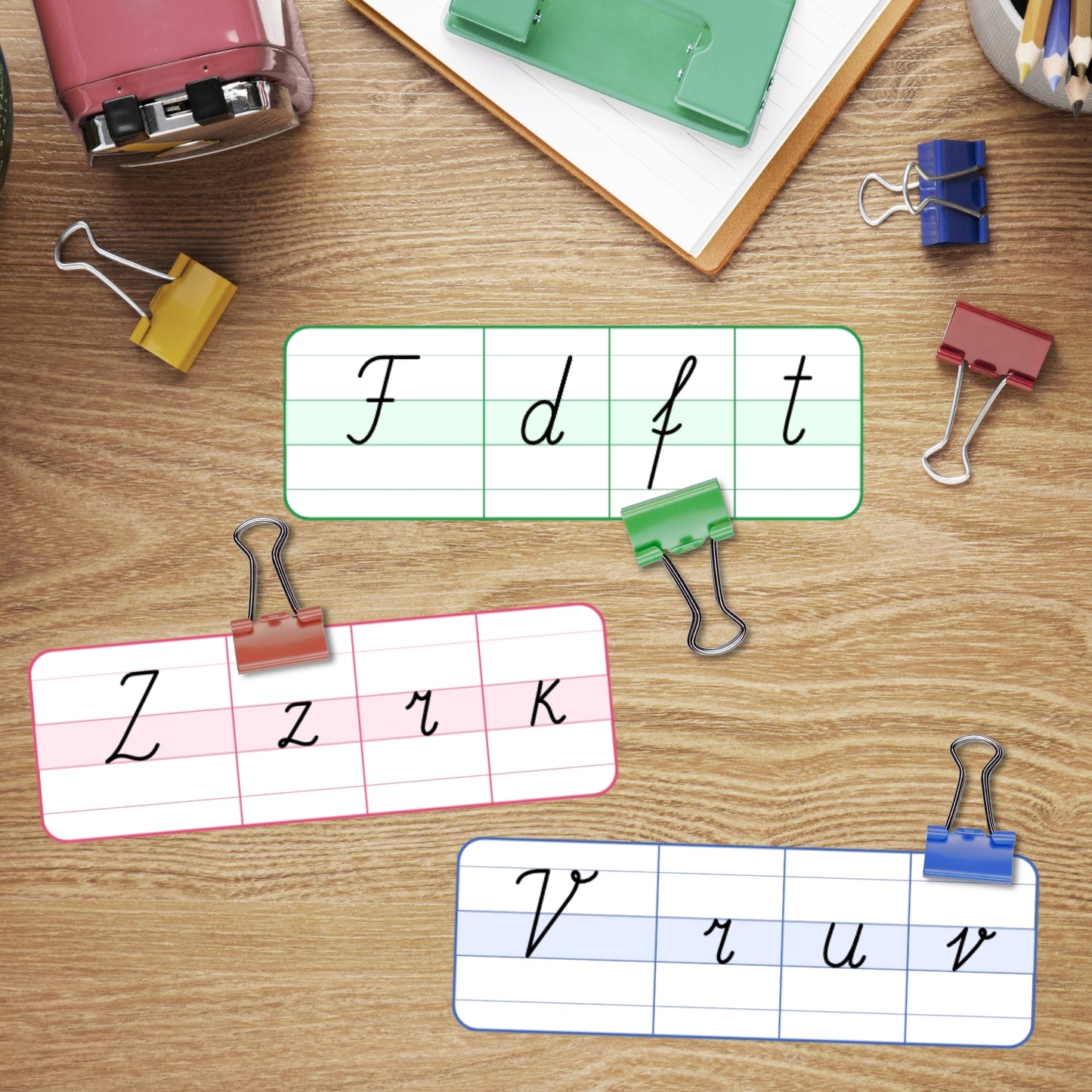 Rakstīto alfabēta burtu knaģu kartītes baltaita