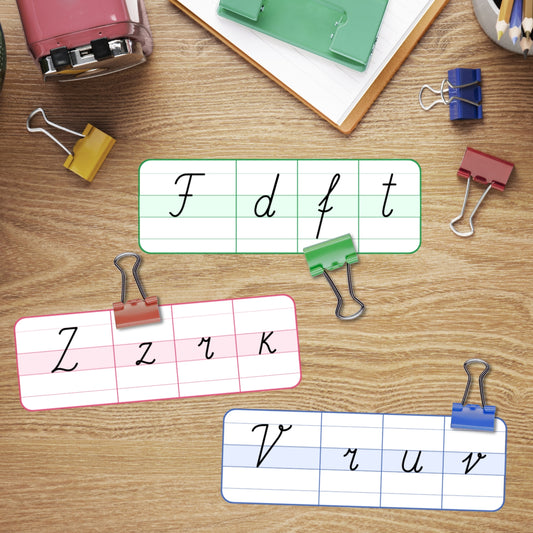 Rakstīto alfabēta burtu knaģu kartītes baltaita