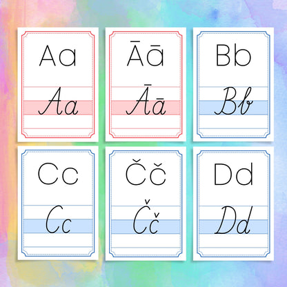 Rakstīto alfabēta burtu plakāti ar rakstītajiem burtiem baltaita patskaņi un līdzskaņi
